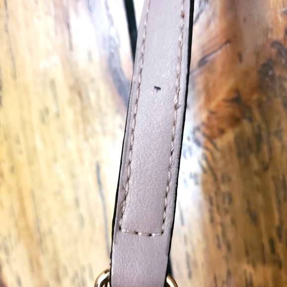Street Level Crossbody Purse Faux Snakeskin Print & Cream w/ Gold chain Strap - Picture 9 of 14